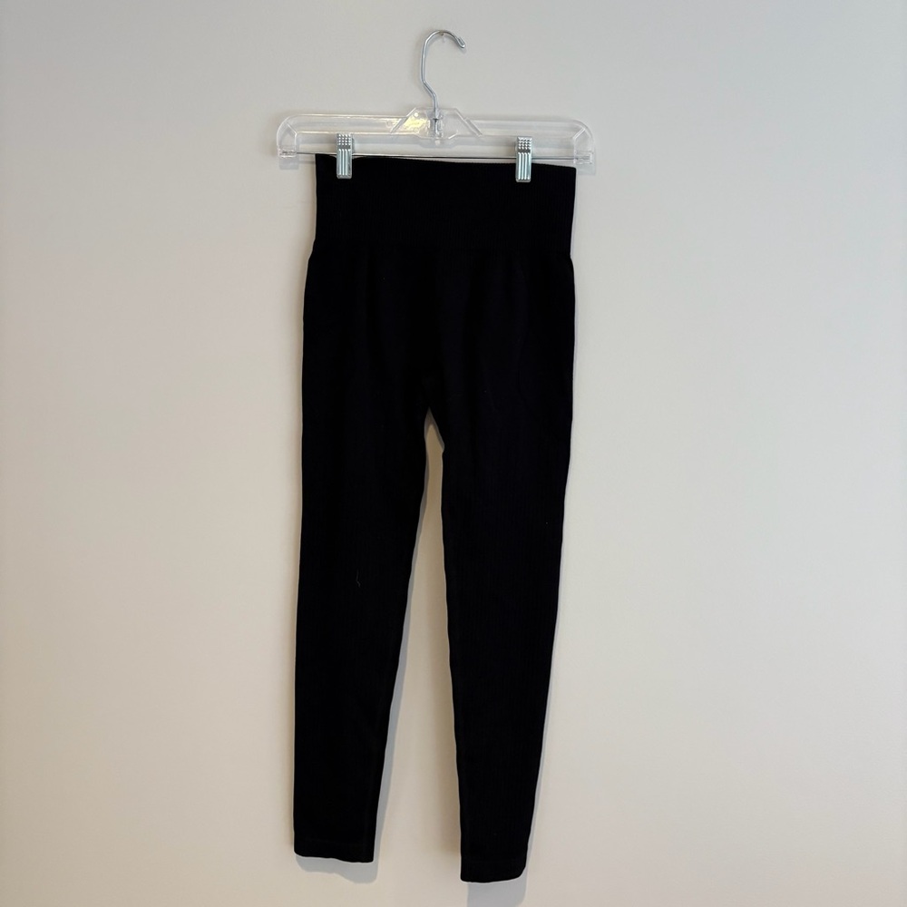 HALARA Soft Seamless Flow Ribbed High Waisted Tummy Control Yoga 7/8 Leggings - Picture 2 of 8